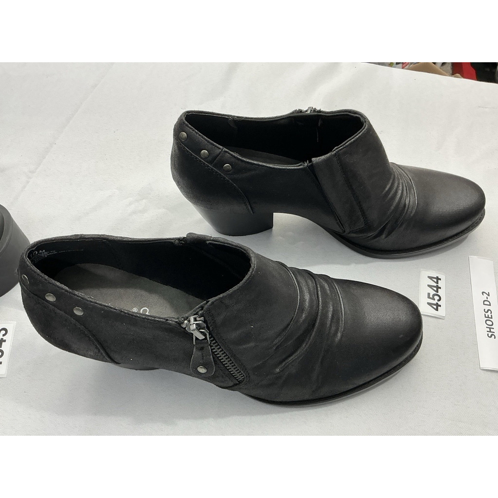 Womans Bare Traps Remy Slip On Booties 10 M Black Block Heel Scrunch Stud Accent